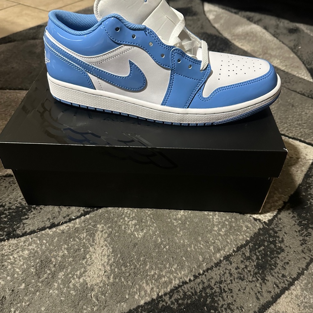 Nike Jordan 1 low  UNC size 12